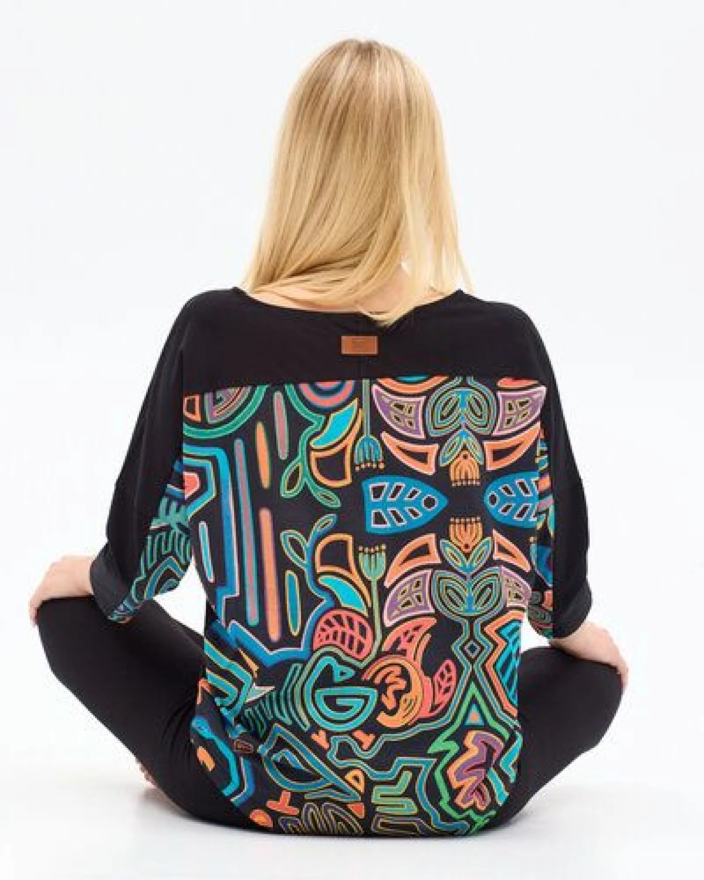Bluse Kanta – lockerer Trapezschnitt aus Bio-Baumwolle – mit KOKOworld-Print – 3/4-Arm – perfekt für Yoga, Pilates, Alltag & Homewear – kombinierbar mit Gallo-Leggings – Fair Fashion aus der EU – Ansicht 2