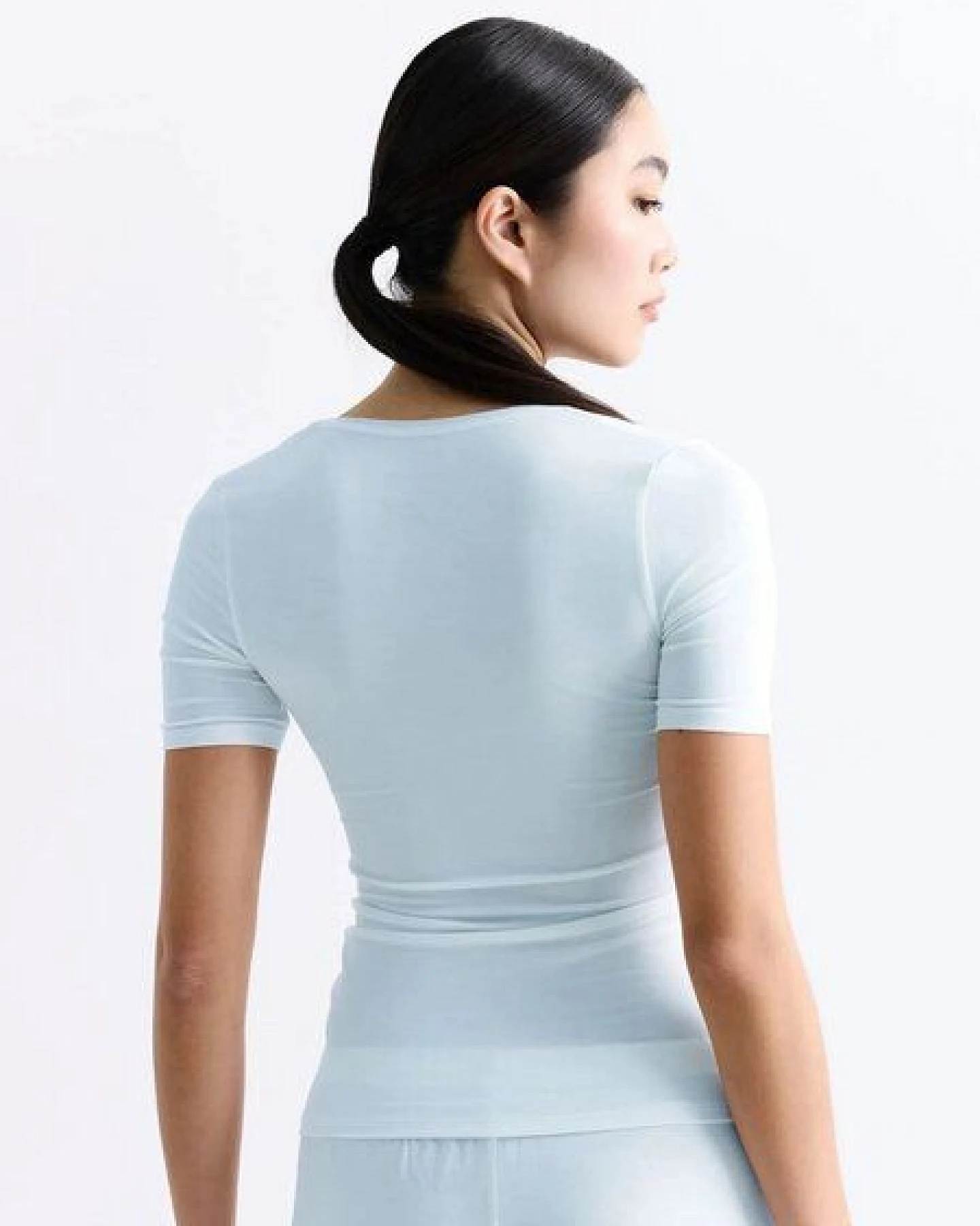 erlich textil Light Touch tiefausgeschnittenes T-Shirt mit weichem Lyocell, made in Europe – Ansicht 2