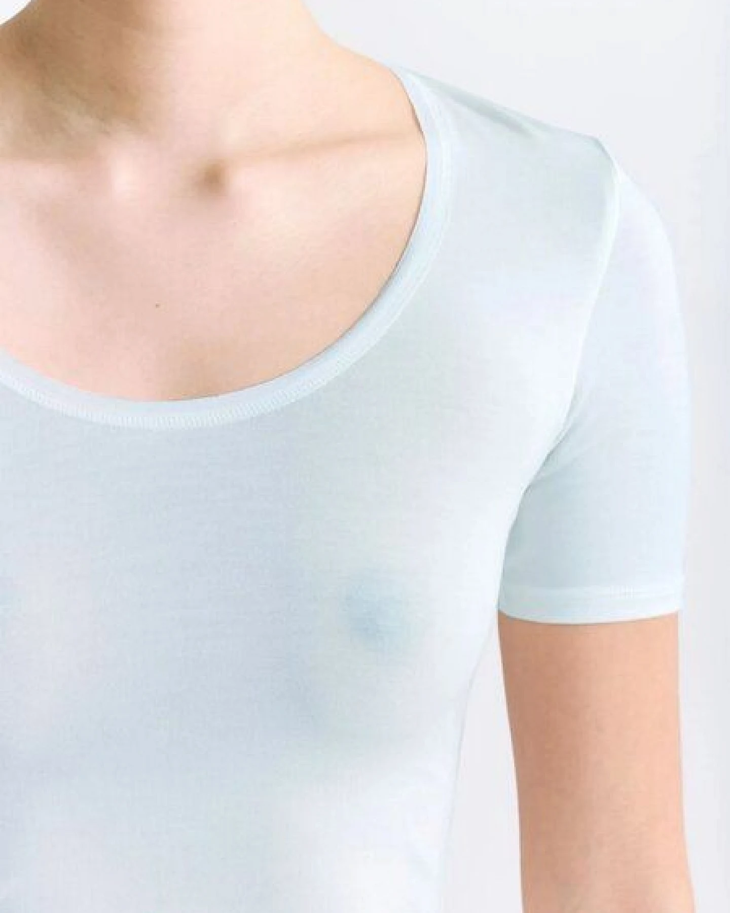 erlich textil Light Touch tiefausgeschnittenes T-Shirt mit weichem Lyocell, made in Europe – Ansicht 3
