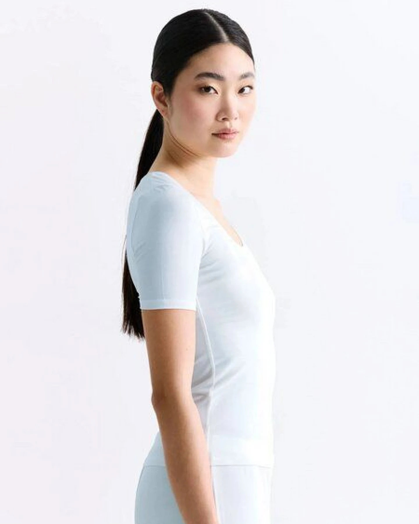 erlich textil Light Touch tiefausgeschnittenes T-Shirt mit weichem Lyocell, made in Europe – Ansicht 4