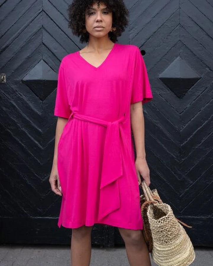 Kleid Kalipso – 3-teiliges Oversize-Kleid – Taillenbetonender Strickgürtel – V-Ausschnitt – Kimonoärmel – 100% in der EU fair produziert – KOKOworld
