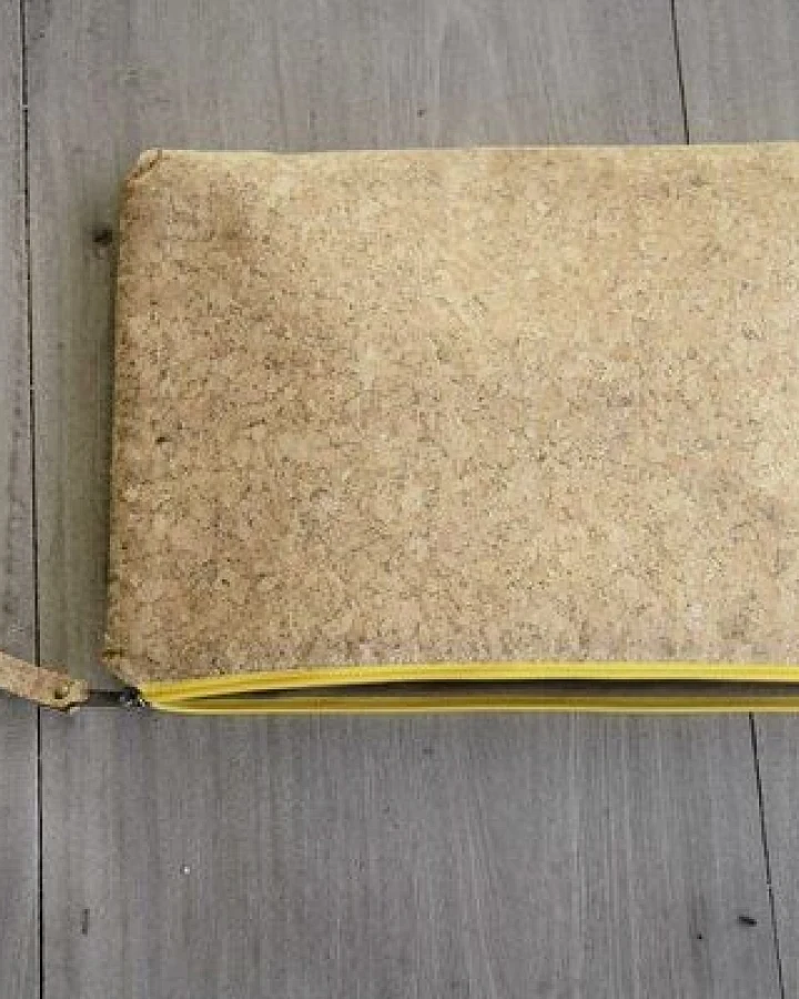 BY COPALA 13–14 Zoll nachhaltige vegane Laptoptasche aus Kork, MacBook Hülle - Natur gelber Zipper