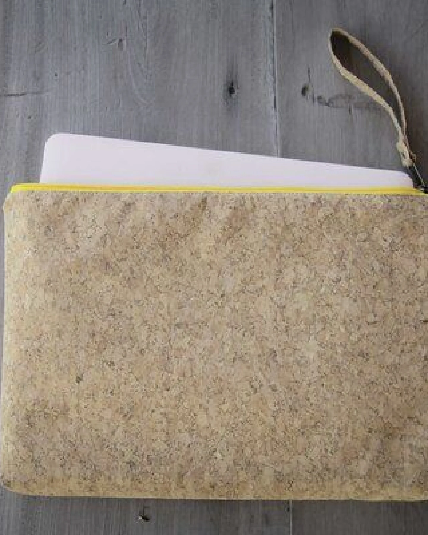 BY COPALA 13–14 Zoll nachhaltige vegane Laptoptasche aus Kork, MacBook Hülle - Natur gelber Zipper – Ansicht 3
