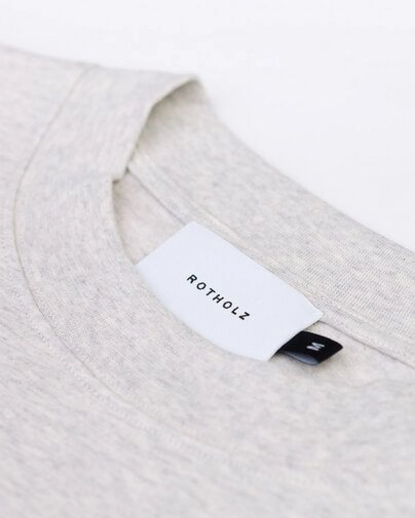 Rotholz T-Shirt mit breitem Kragen aus Bio-Baumwolle – Ansicht 2