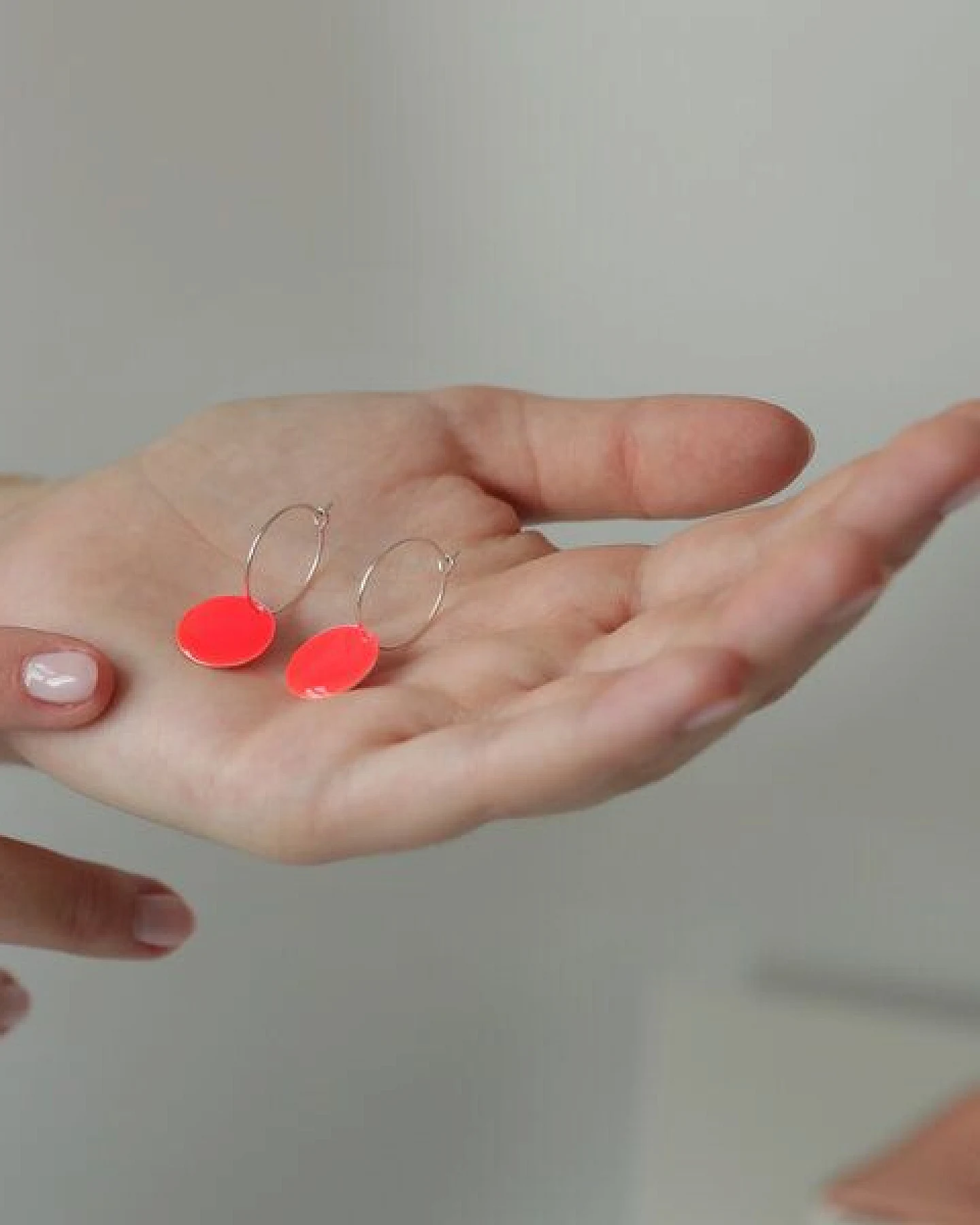 BELLYBIRD Jewellery Ohrringe - emailliertes Plättchen, Anhänger aus Silber mit Emaille – Ansicht 3