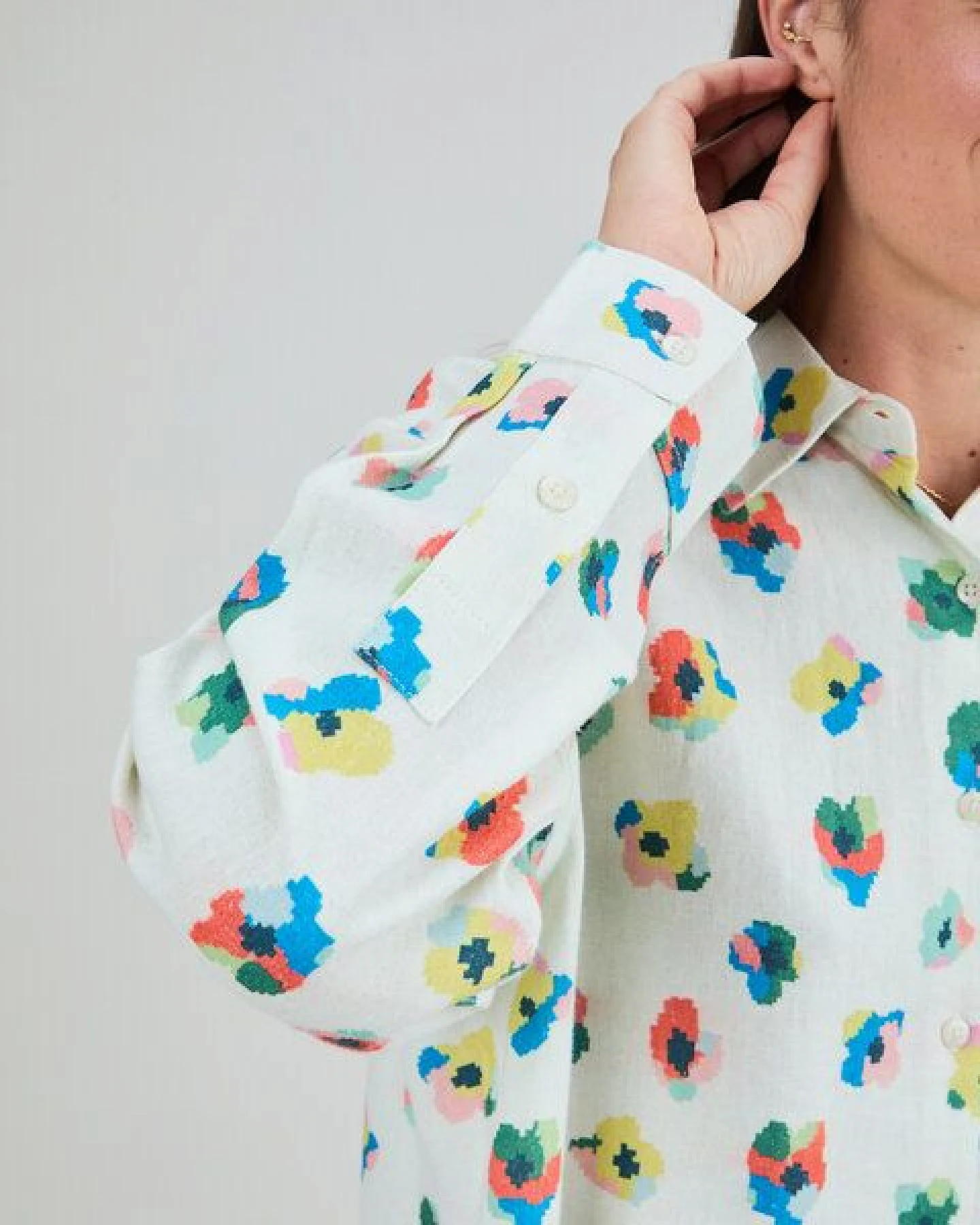 Brava Fabrics Langarm-Bluse mit Pixel-Blümchen – Ansicht 4