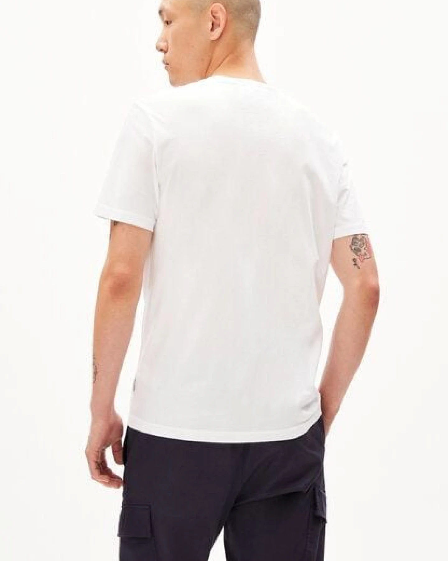 ARMEDANGELS JAAMES V-NECK Herren T-Shirt aus Bio-Baumwolle – Ansicht 2