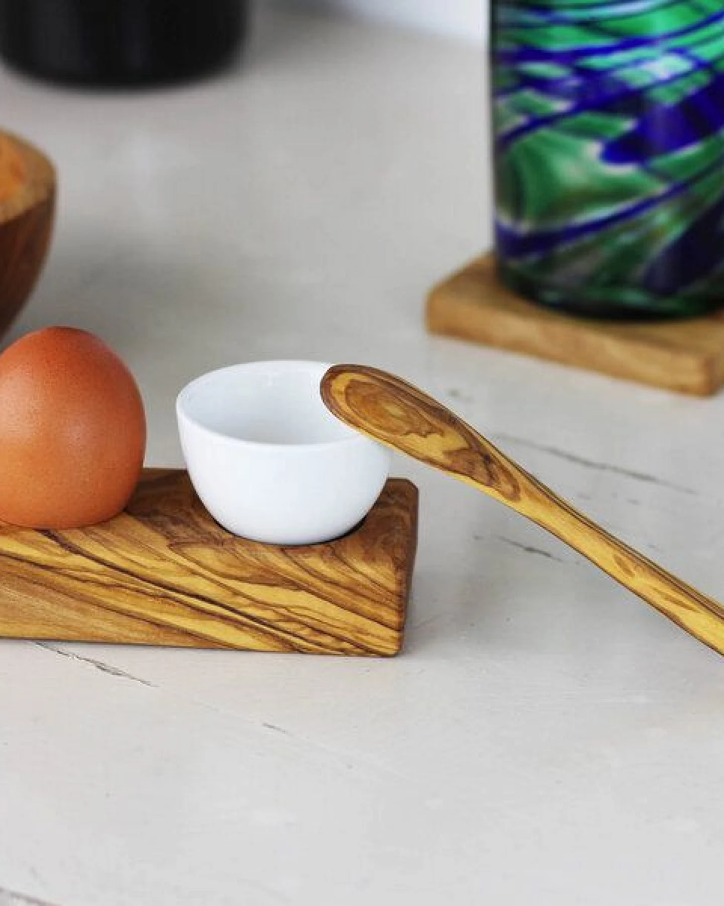 Mitienda Shop Eierhalter mit Eierbecher und Löffel Olivenholz – Ansicht 3