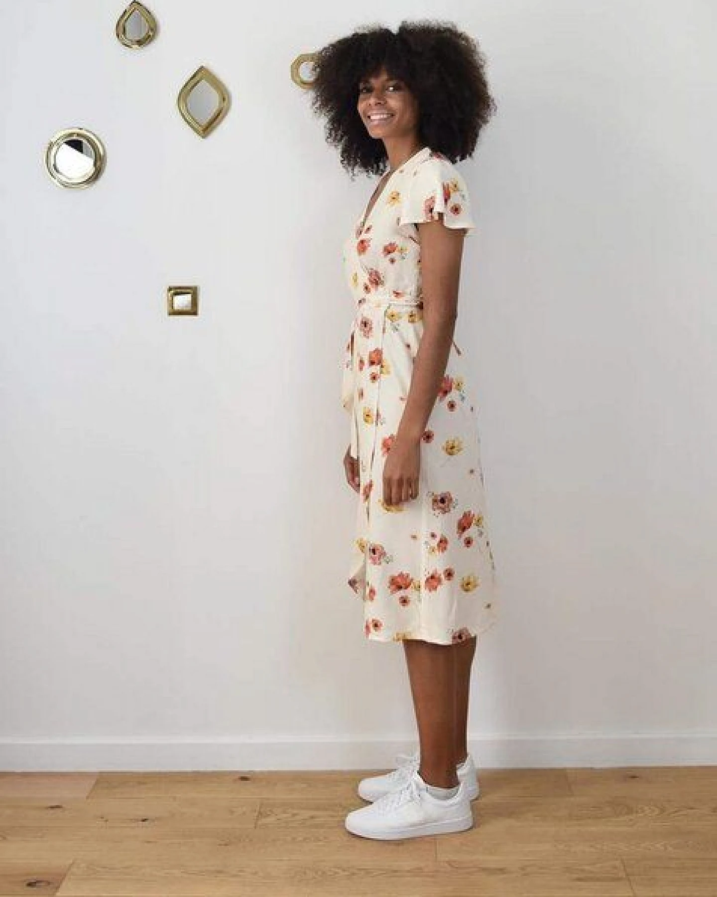Aatise Wickelkleid Zargot Midi-Länge mit Schmetterlingsärmel – Ansicht 4