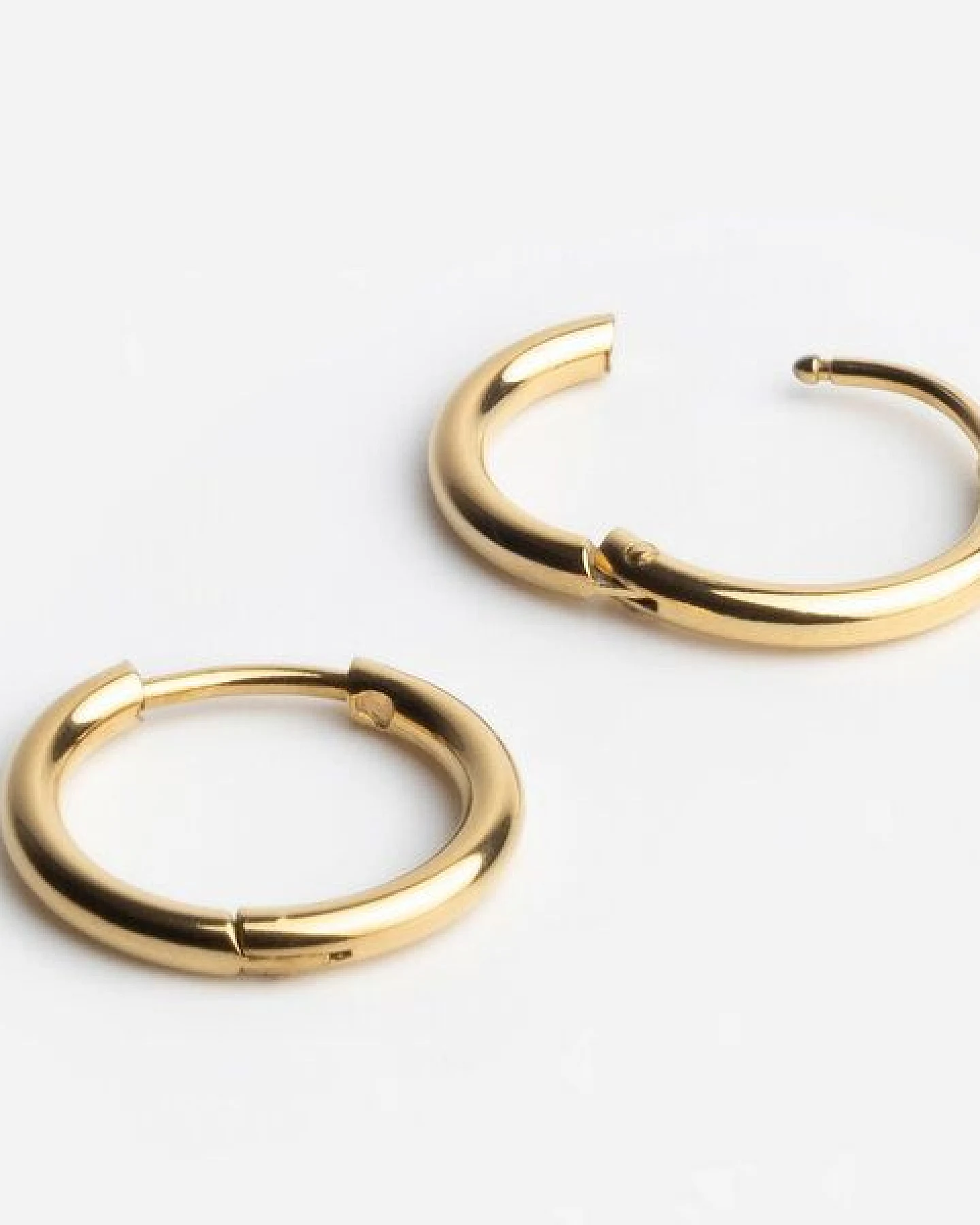 ALEXASCHA Gold Creolen mit Anhänger – Ansicht 4