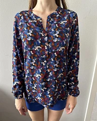 Produktseite: Ecovero-Bluse Modell: Adileina