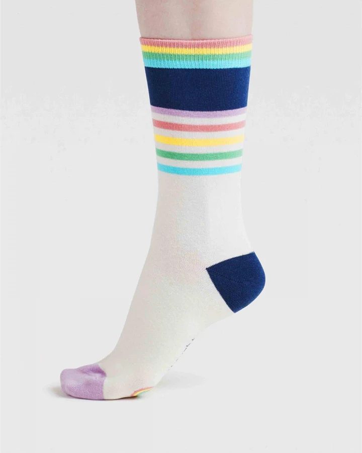 Socken Modell: Clara Regenbogen Streifen