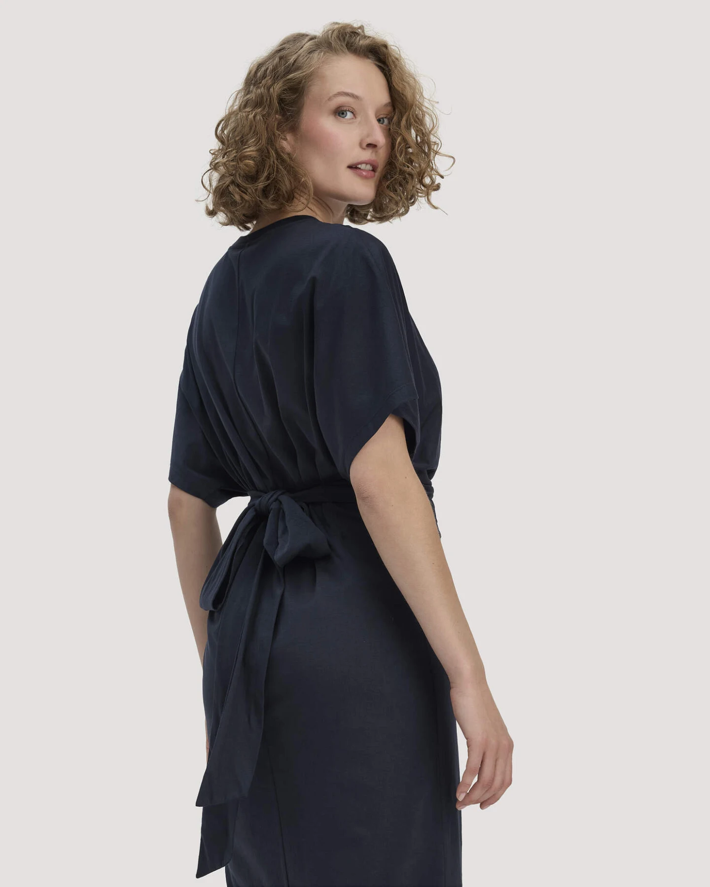 hessnatur Damen Jersey Kleid Midi Oversize aus Bio-Baumwolle - blau - Größe 48 – Ansicht 4