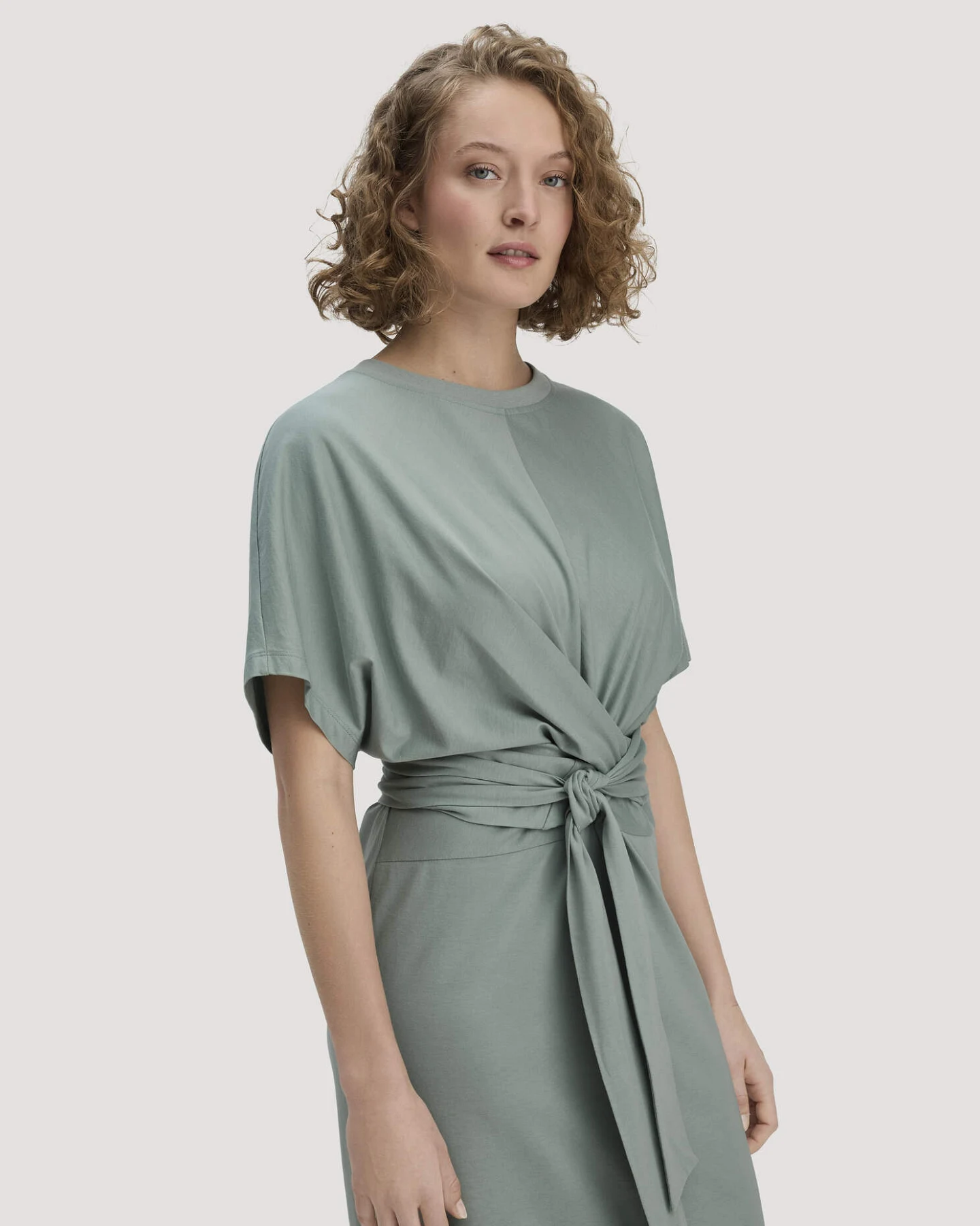 hessnatur Damen Jersey Kleid Midi Oversize aus Bio-Baumwolle - grün - Größe 38 – Ansicht 4