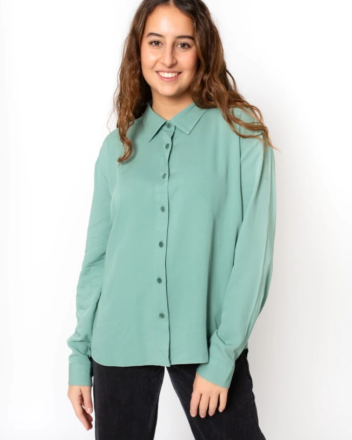 Ecovero Loose-Fit Bluse Modell: Simone