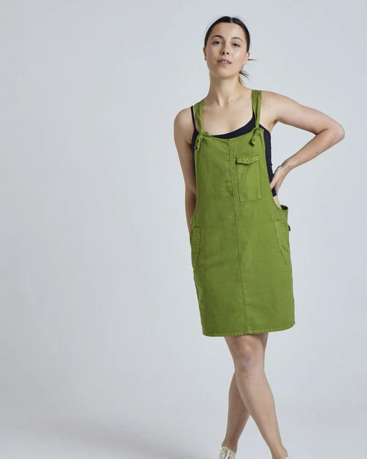 Produktseite: Latzkleid Modell: Peggy