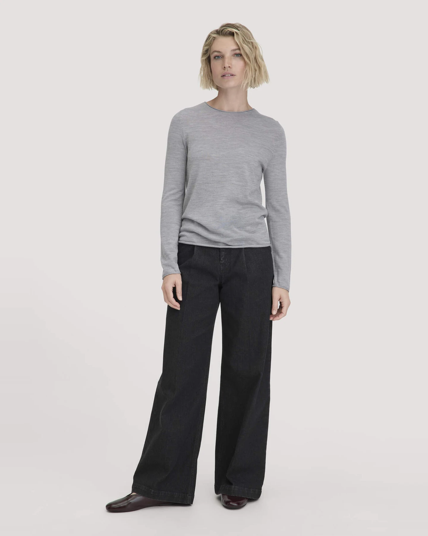 hessnatur Damen Strick Pullover Regular aus Bio-Merinowolle - grau - Größe XS – Ansicht 2