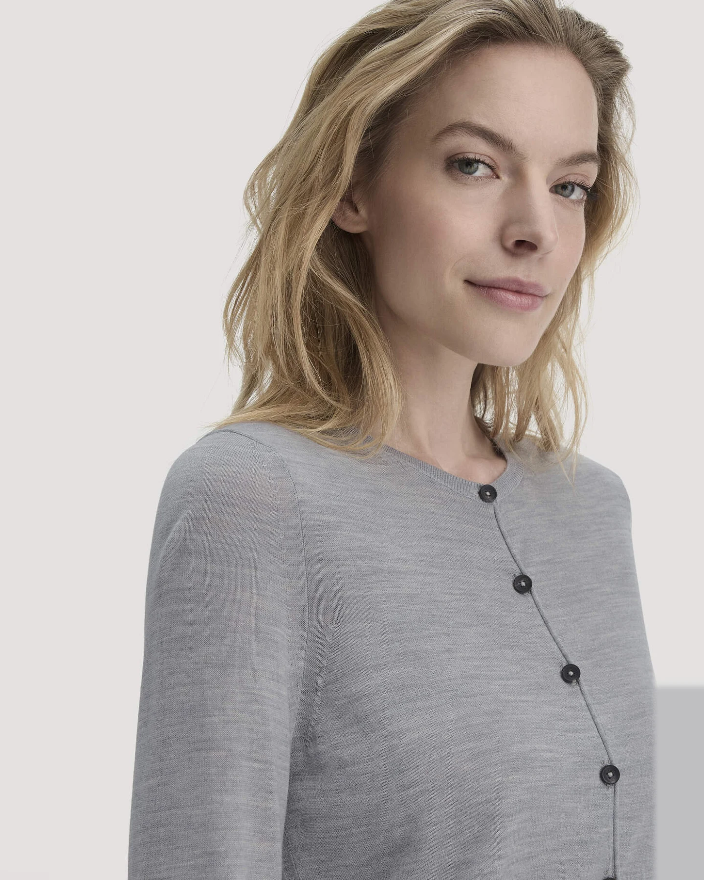 hessnatur Damen Strick Jacke Regular aus Bio-Merinowolle - grau - Größe XL – Ansicht 4