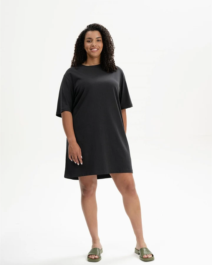 Produktseite: Oversized T-Shirtkleid Modell: Baasu