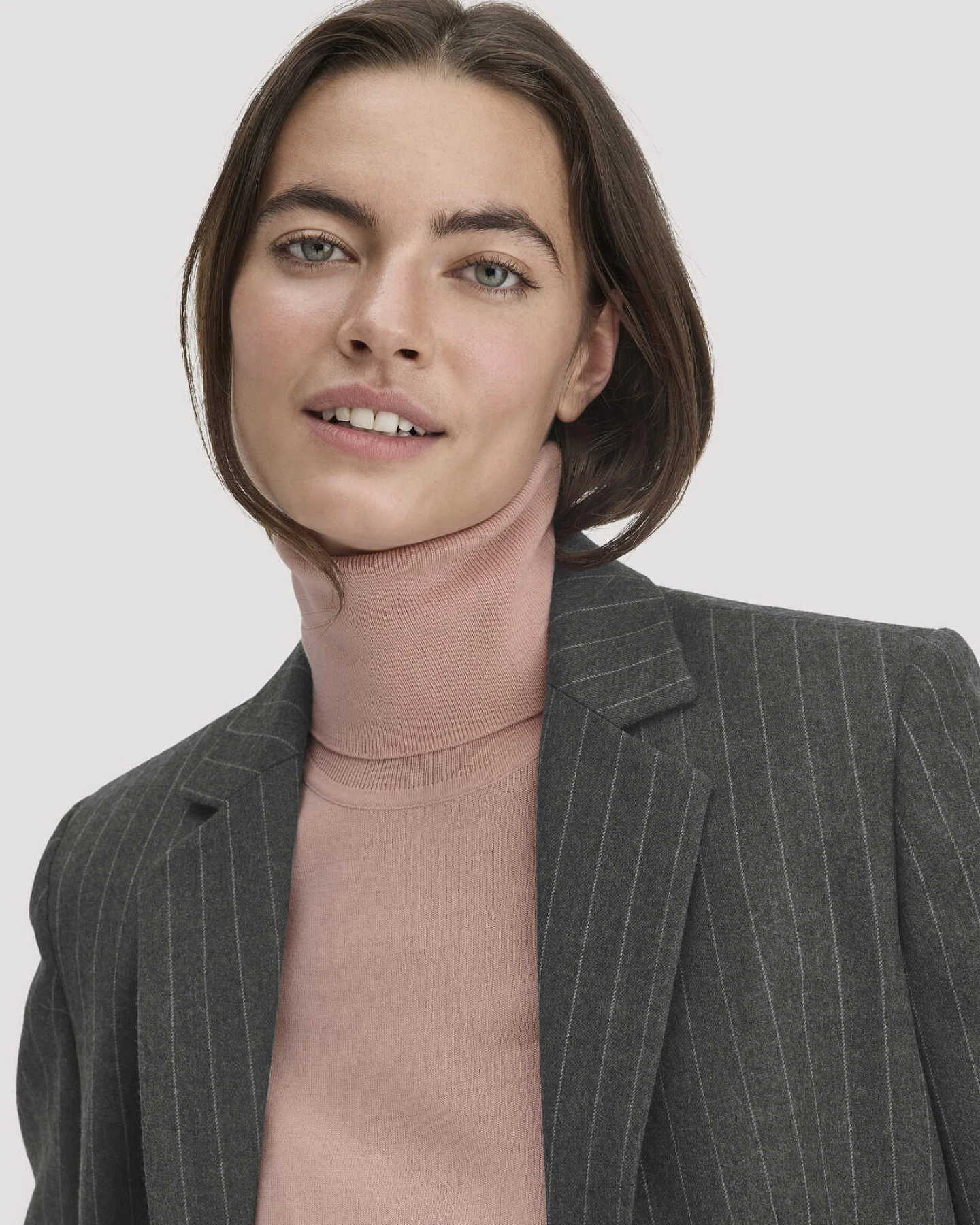 hessnatur Damen Strick Rollkragen Pullover Slim aus Bio-Merinowolle - rosa - Größe XL – Ansicht 4