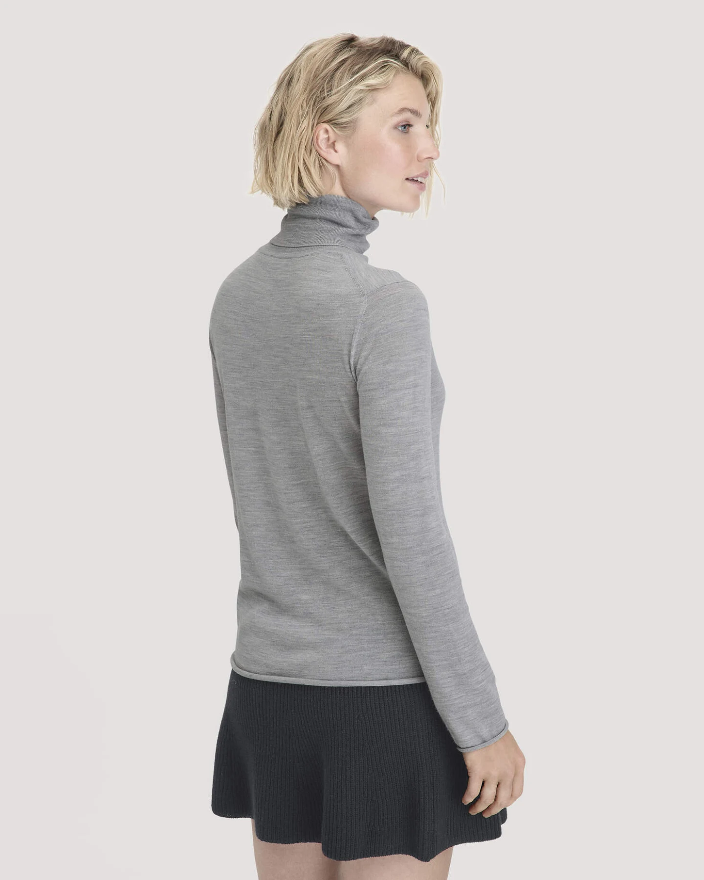 hessnatur Damen Strick Rollkragen Pullover Slim aus Bio-Merinowolle - grau - Größe S – Ansicht 3