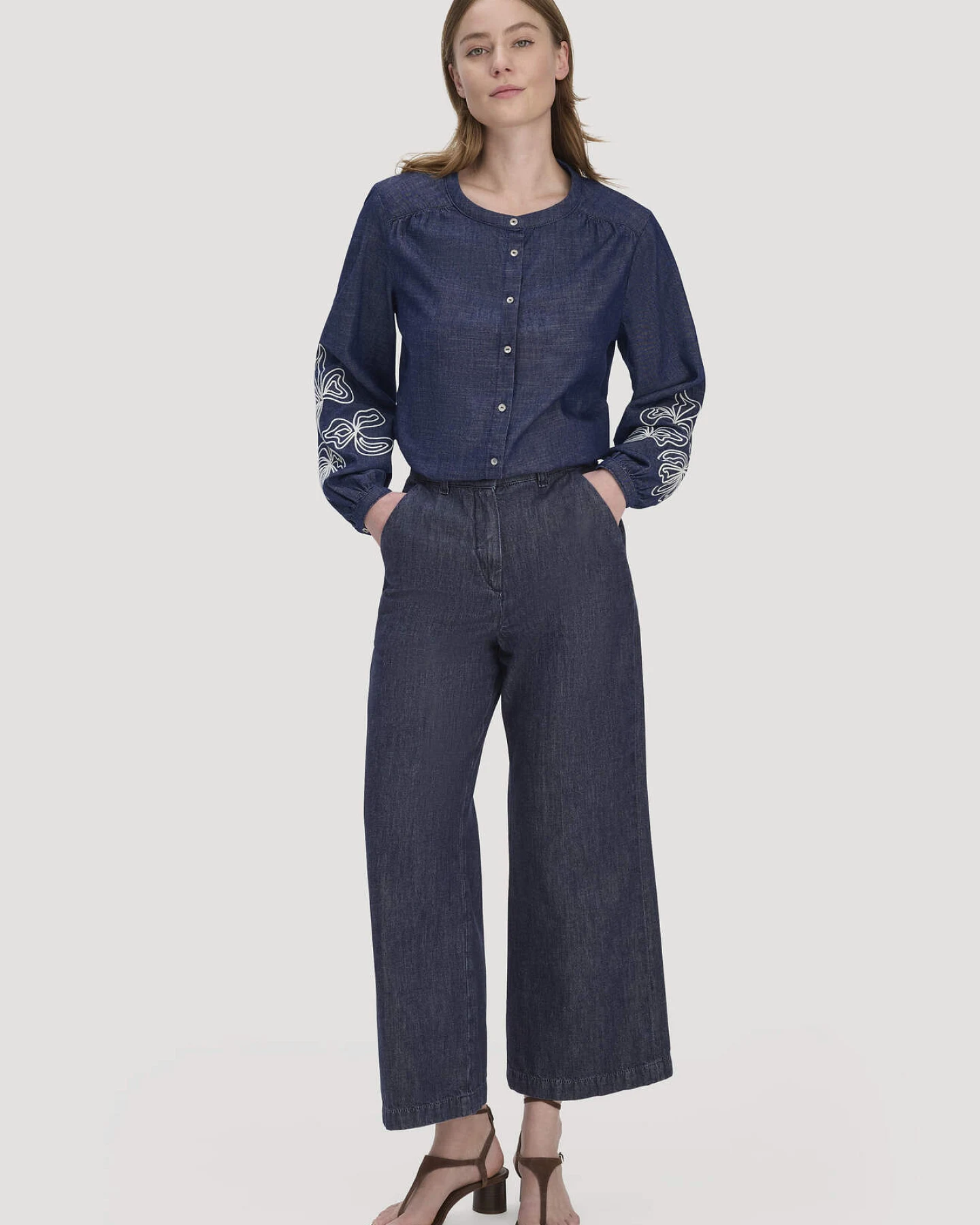 hessnatur Damen Jeans Bluse Embroidery Relaxed aus Bio-Baumwolle - blau - Größe 40 – Ansicht 2