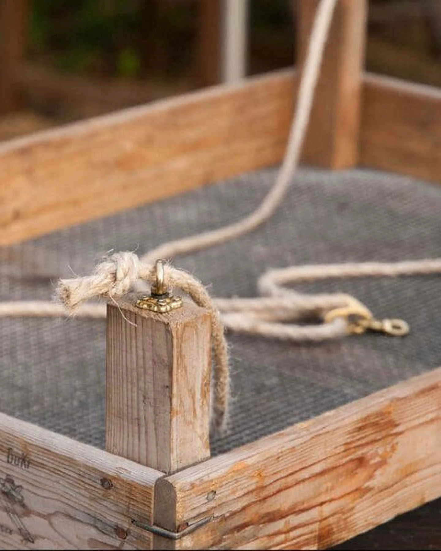 Die Stadtgärtner Upcycling Hängeampel aus rustikalem Zwiebelsieb (Maße: 75 x 51 x 9 cm) – Ansicht 4