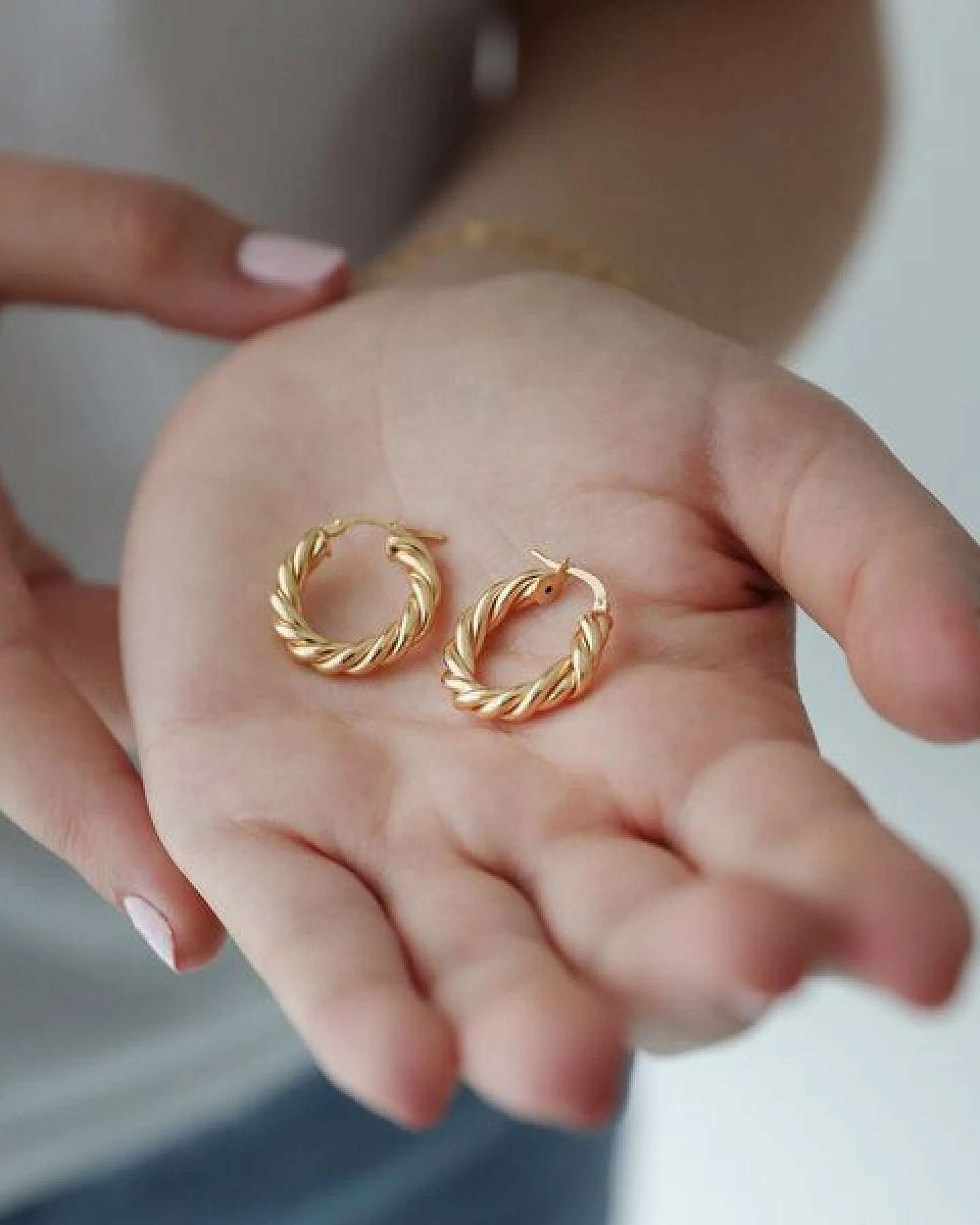 BELLYBIRD Jewellery CREOLEN - Kreis, gedrehtes Design, glänzende Oberfläche – Ansicht 4