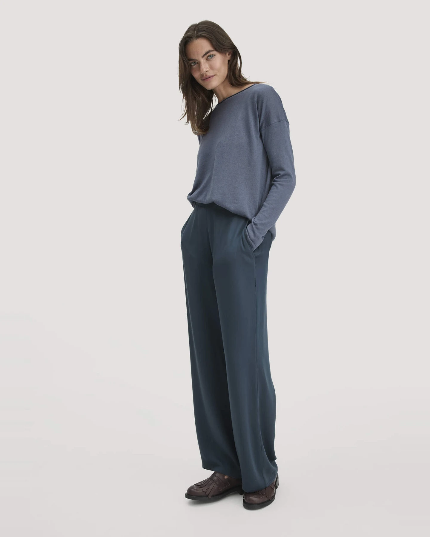hessnatur Damen Strick Pullover Oversize aus TENCEL™ Lyocell mit Bio-Baumwolle - blau - Größe M – Ansicht 2