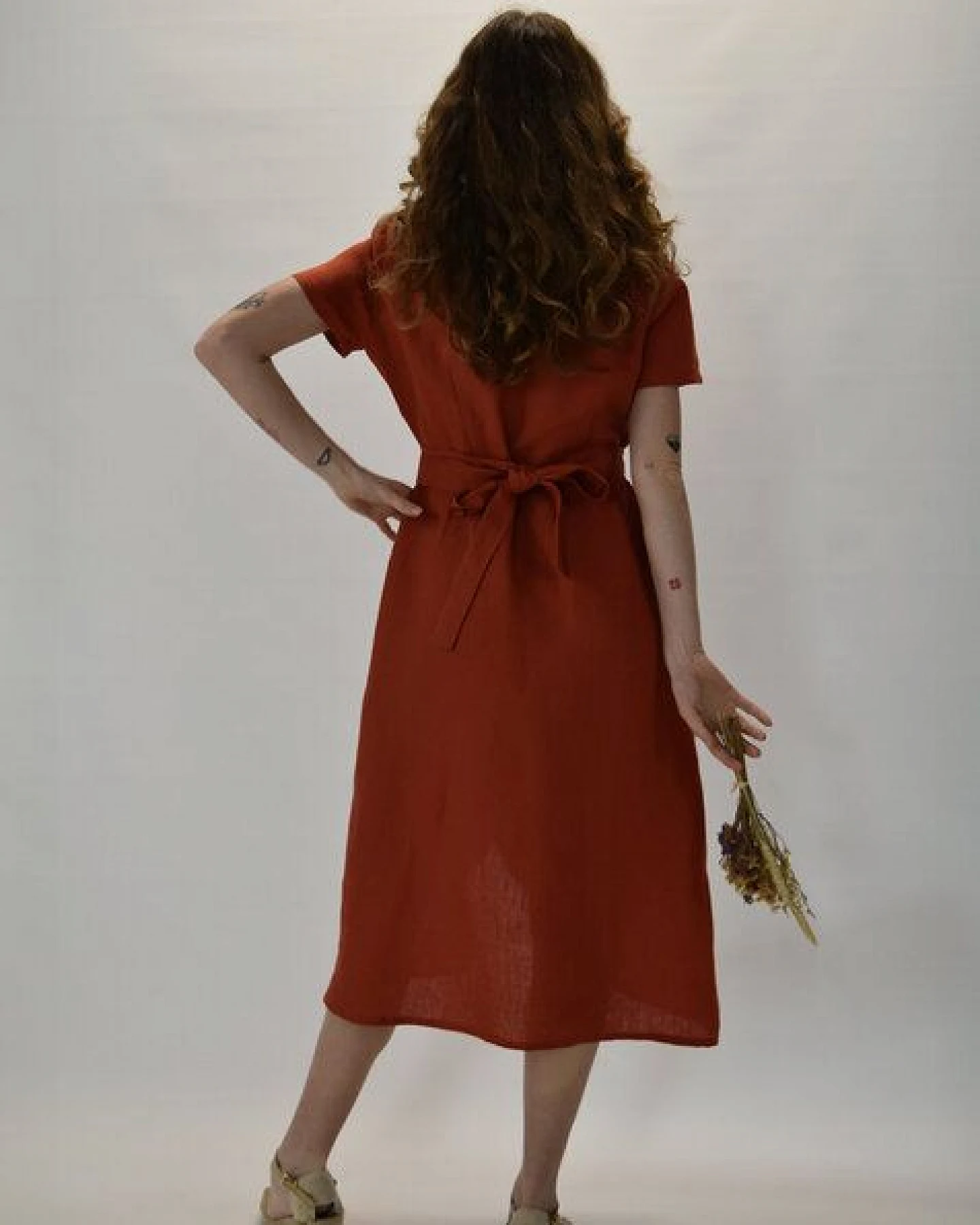 Aatise Wickelkleid aus 100% Leinen, kurzarm Zargot – Ansicht 3