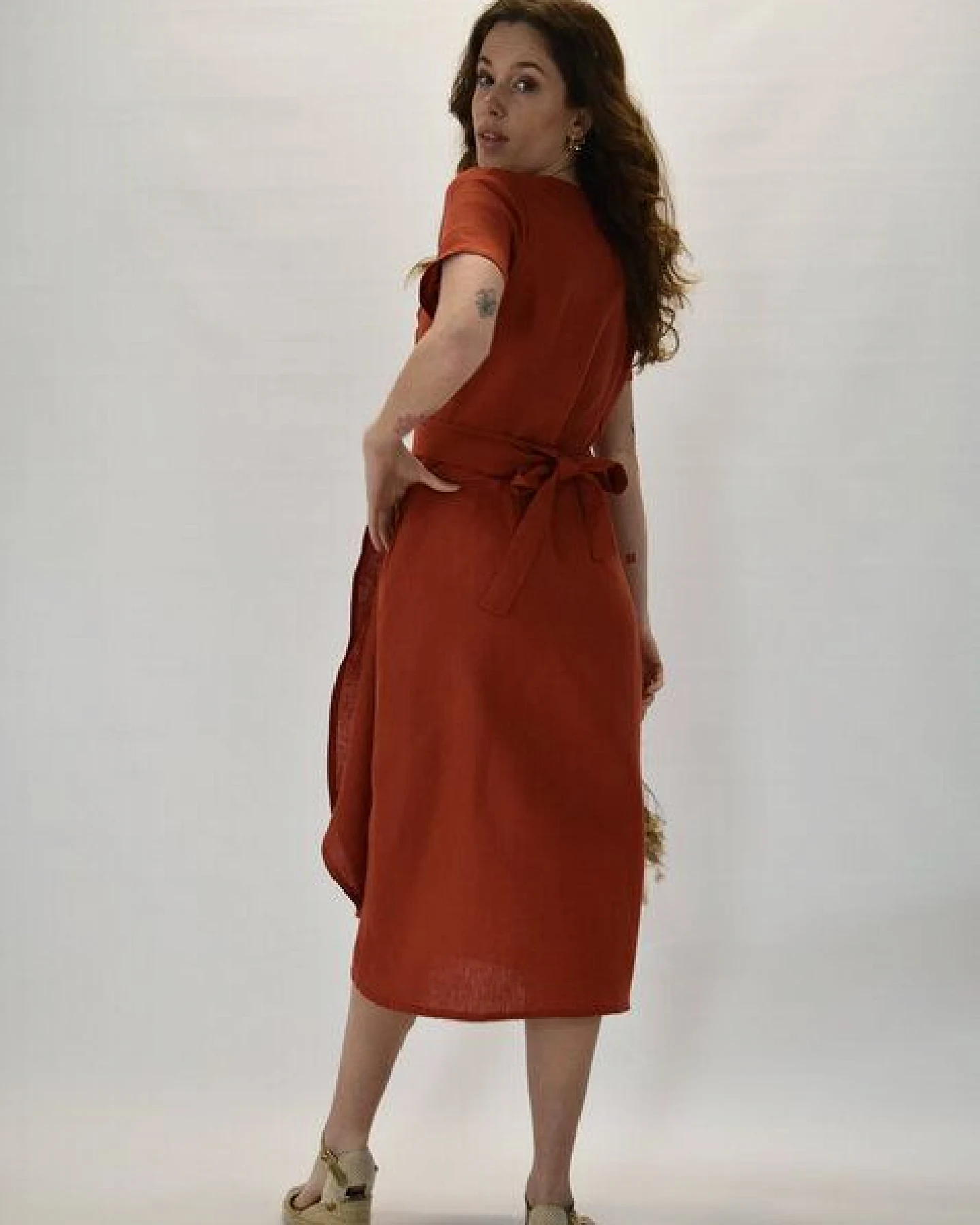Aatise Wickelkleid aus 100% Leinen, kurzarm Zargot – Ansicht 4