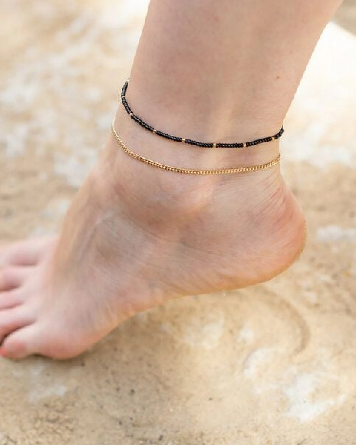 juni Schwarzes Perlen Fußkettchen "Glamorous" - optional als Set mit Gold Fußkette – Ansicht 2