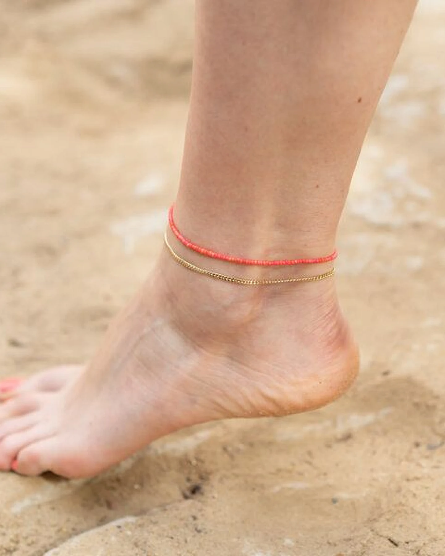 juni Perlen Fußkettchen "Vermillion" rot / orange - optional mit goldener Fußkette – Ansicht 2