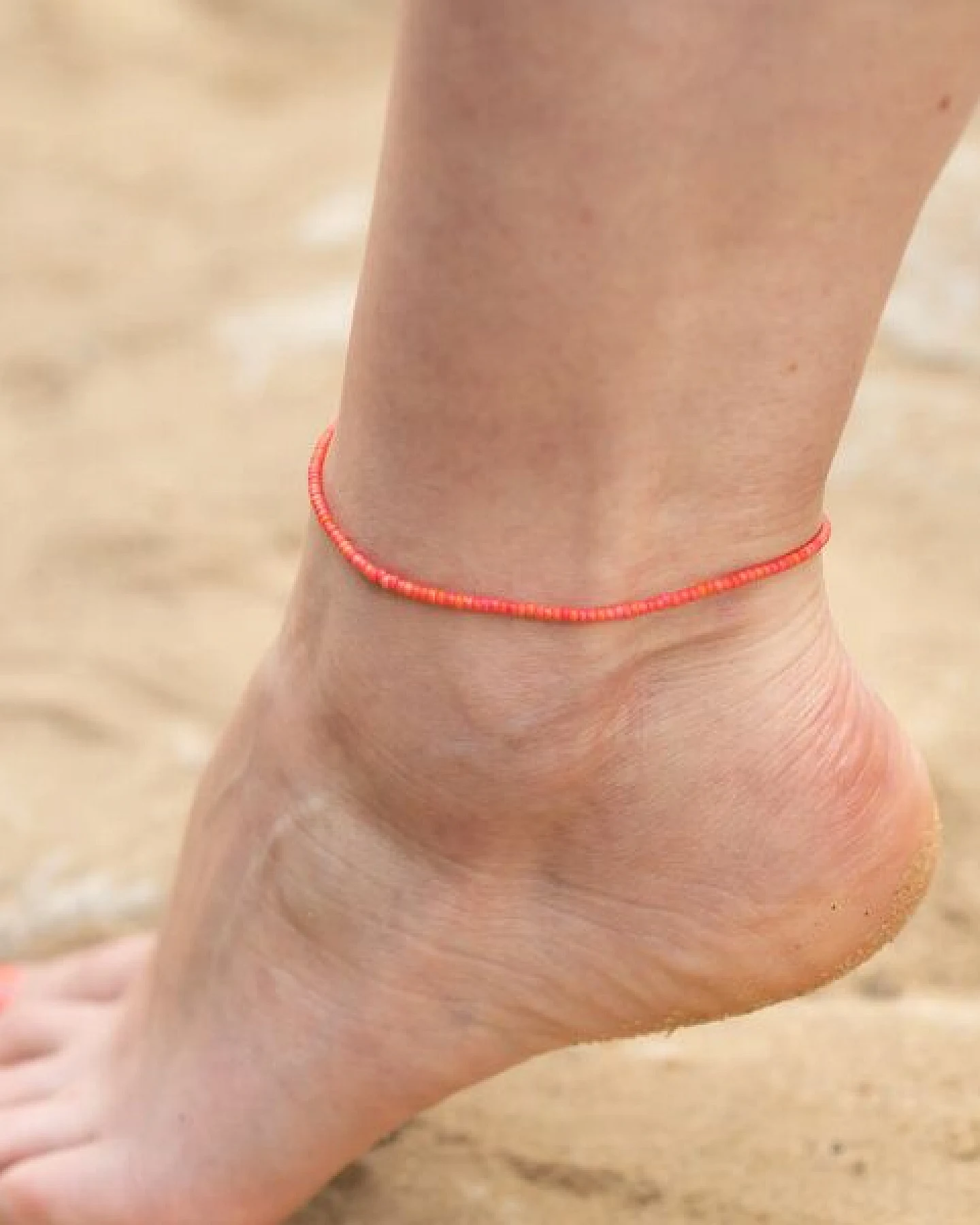 juni Perlen Fußkettchen "Vermillion" rot / orange - optional mit goldener Fußkette – Ansicht 3