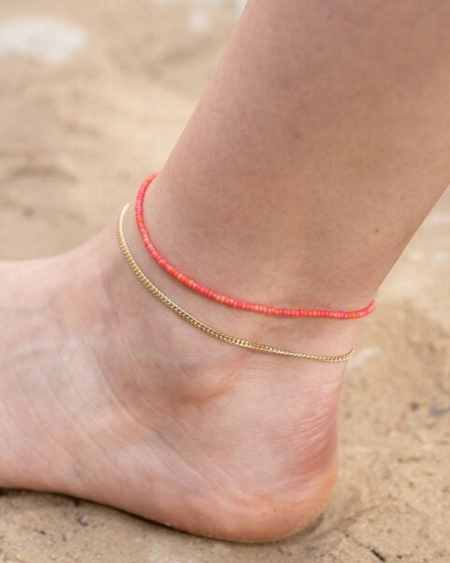 juni Perlen Fußkettchen "Vermillion" rot / orange - optional mit goldener Fußkette – Ansicht 4