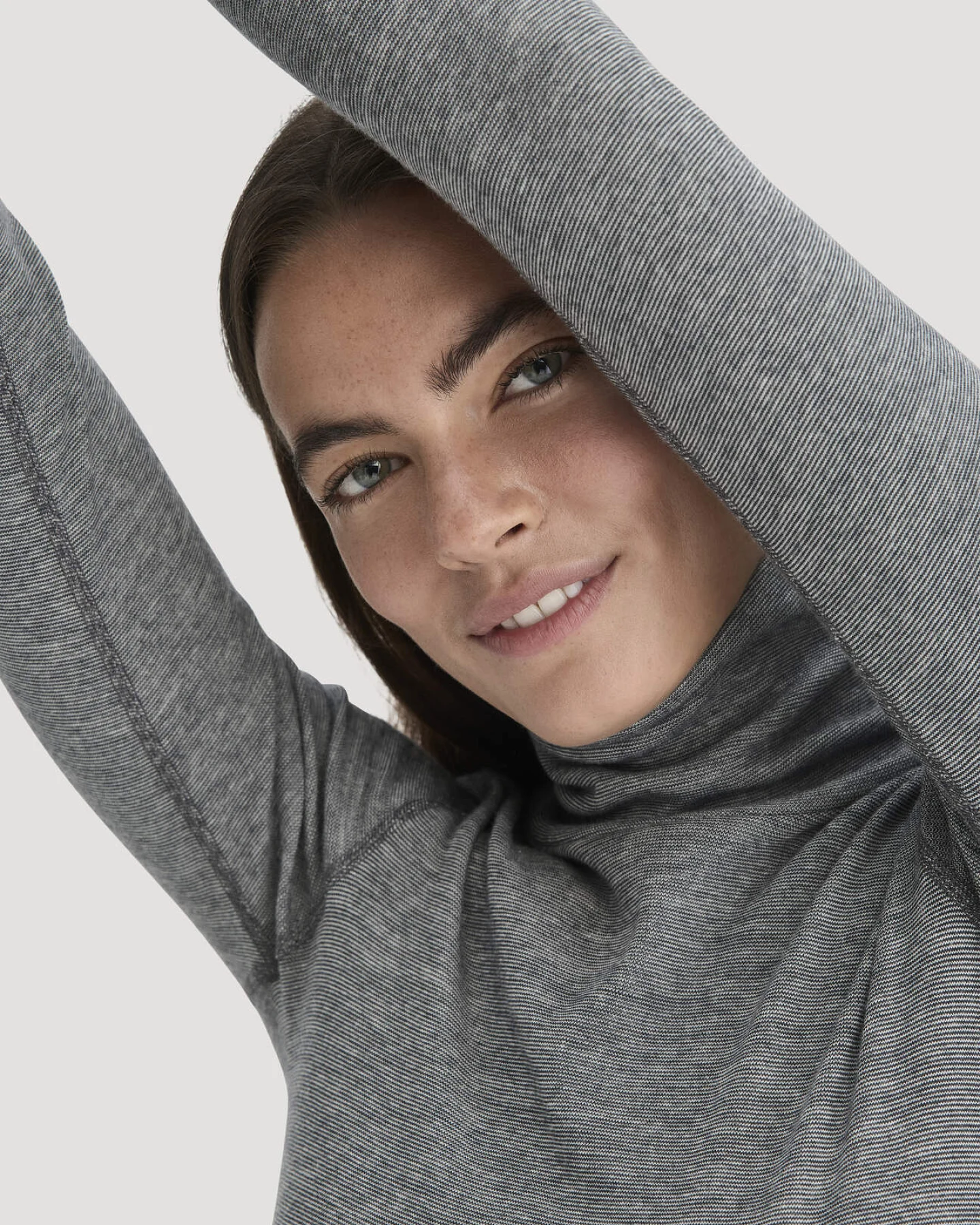 hessnatur Damen Longsleeve SILK & WARM TOUCH mit Bio-Merinowolle und Seide - grau - Größe 36 – Ansicht 4
