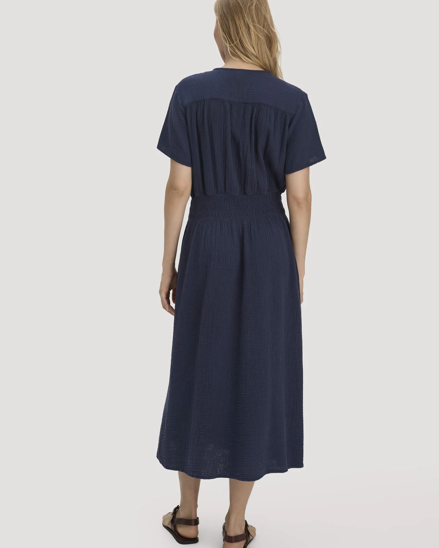 hessnatur Damen Musselin Kleid mit Taillierung Midi aus Bio-Baumwolle - blau - Größe 46 – Ansicht 2