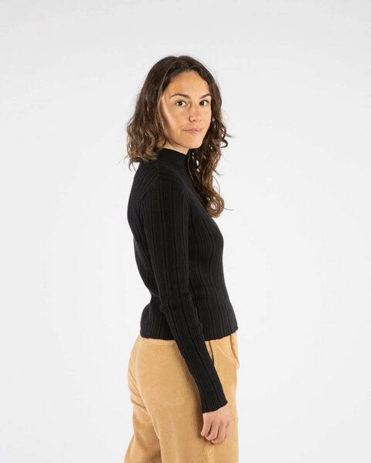 Matona Geripptes Langarmshirt für Frauen aus Bio-Baumwolle / Ribbed Collared Longsleeve – Ansicht 2