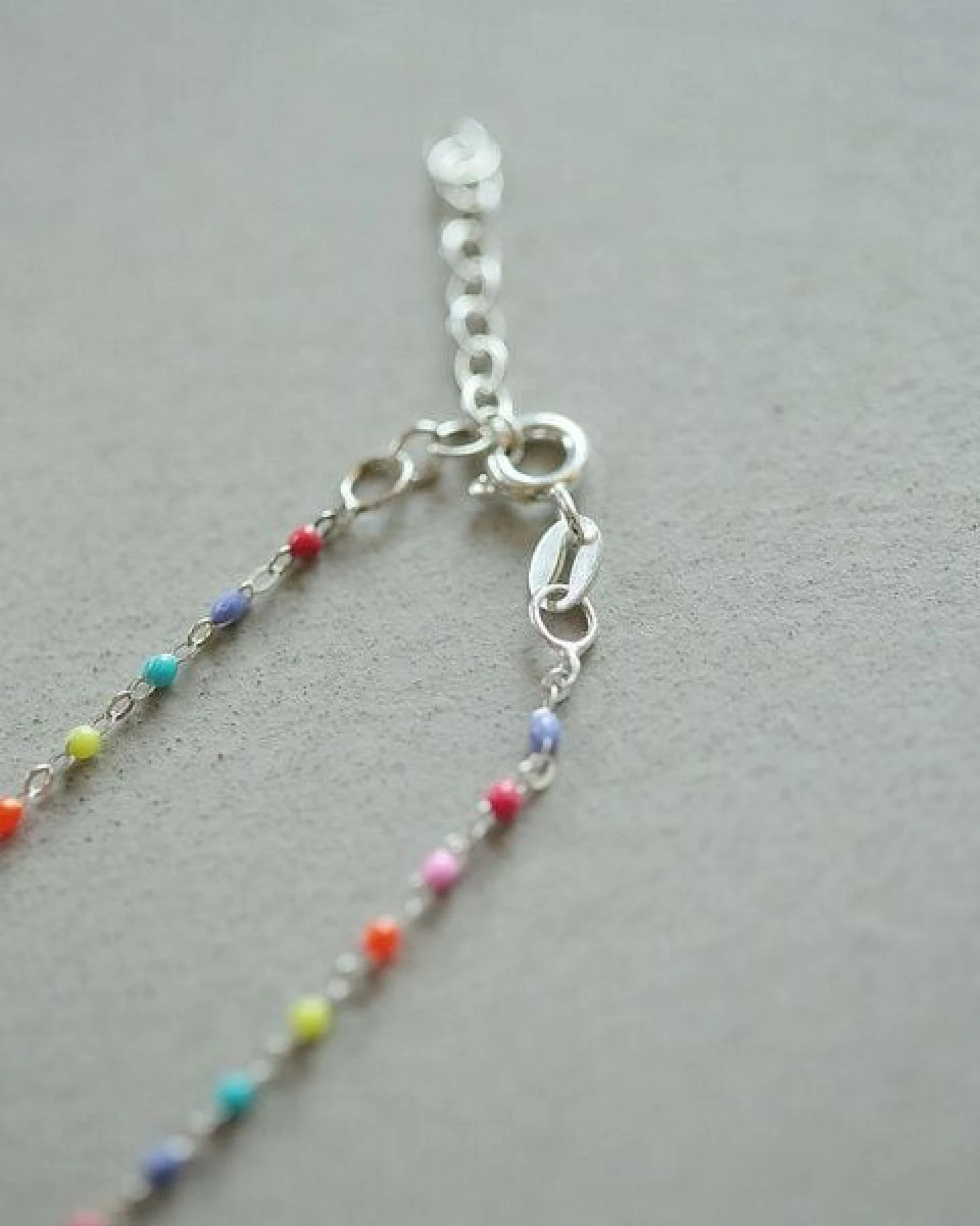 pikfine Buntes Perlenarmband "Lumi" / silber oder vergoldet – Ansicht 3