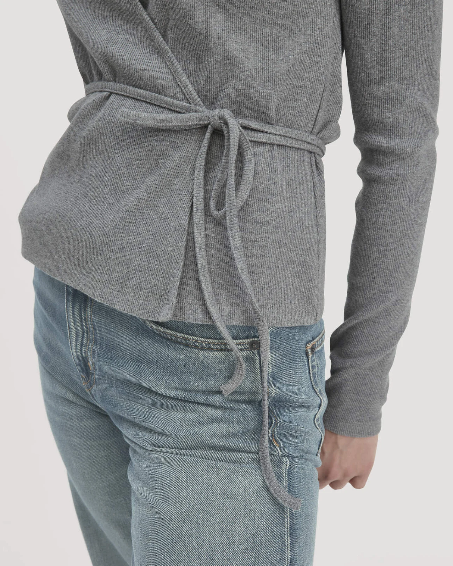 hessnatur Damen Rib Longsleeve Slim aus Bio-Baumwolle - grau - Größe 42 – Ansicht 4