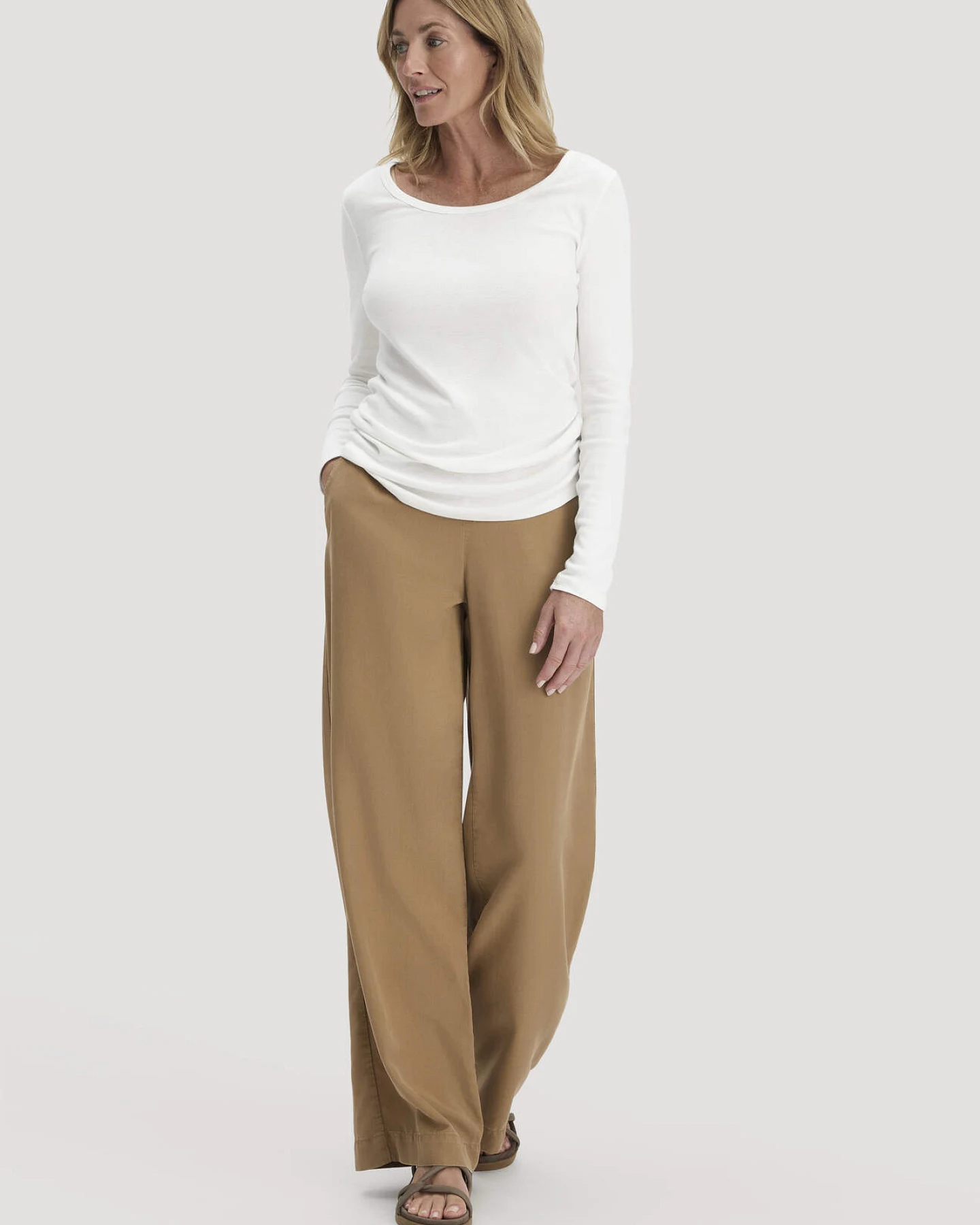 hessnatur Damen Softrib Longsleeve Fitted aus Bio-Baumwolle und TENCEL™ Modal - weiß - Größe 34 – Ansicht 2