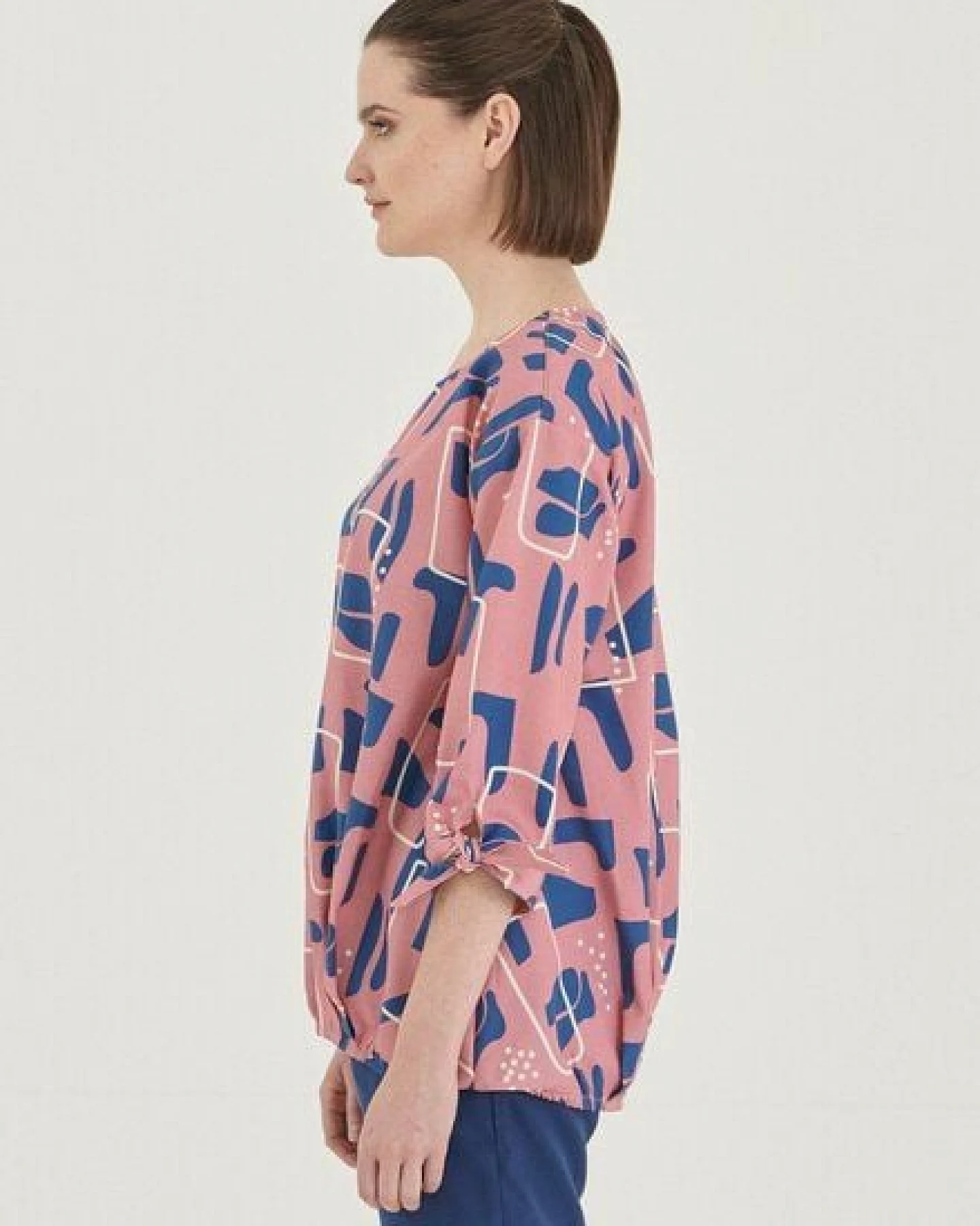 ORGANICATION 3/4-Arm Bluse aus TENCEL Lyocell mit Allover-Print – Ansicht 3