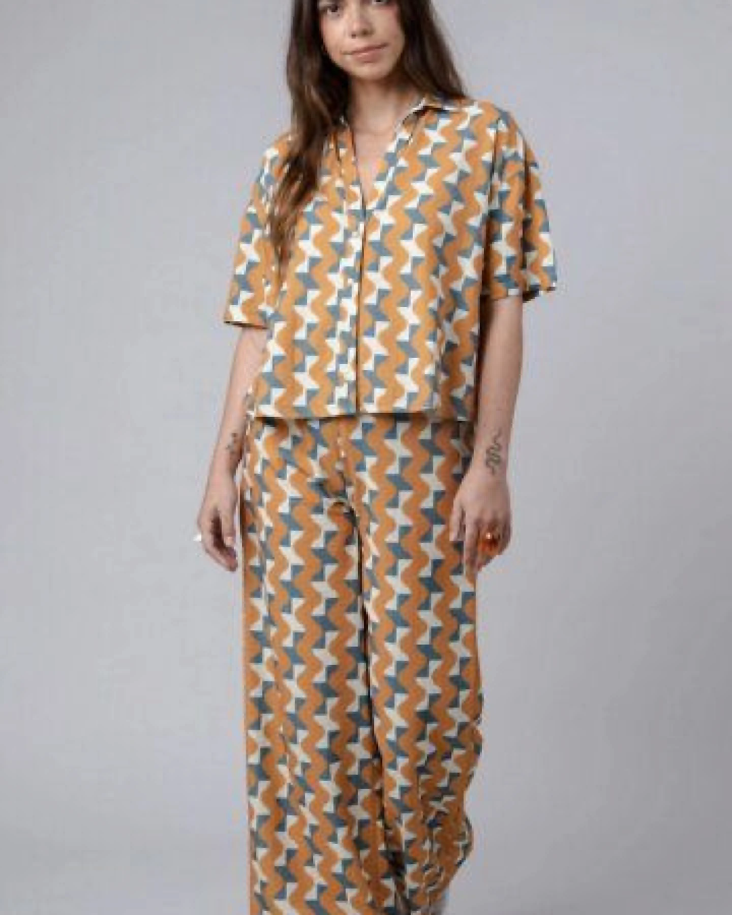 Brava Fabrics Big Tiles Cropped Bluse Ochre – Ansicht 3