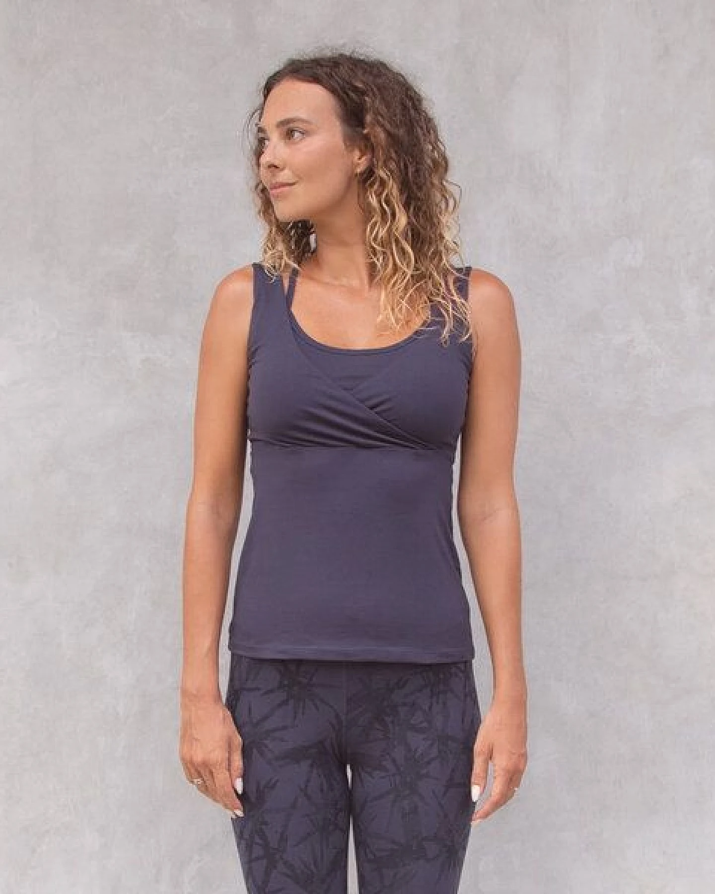 Jaya GAYATRI - Damen - Top für Yoga, Dance und Everyday mit Cache-Coeur vorne aus GOTS-zertifizierter Biobaumwolle – Ansicht 3