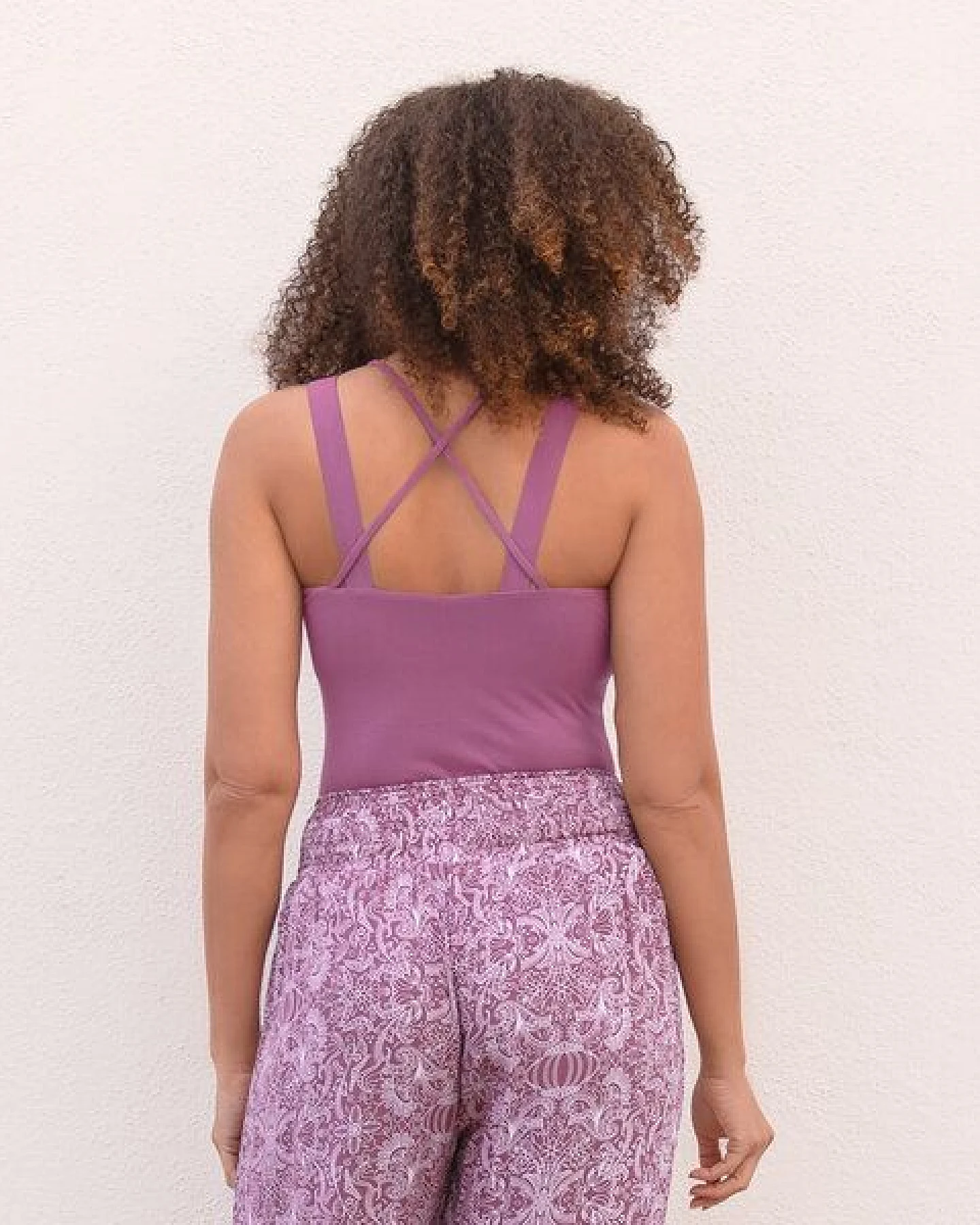 Jaya MARLENE TENCEL - Damen - Sportlich-feminines Top aus weichem, atmungsaktivem TENCEL Lyocell/Biobaumwoll-Mix mit integriertem Bustier für Yoga – Ansicht 2
