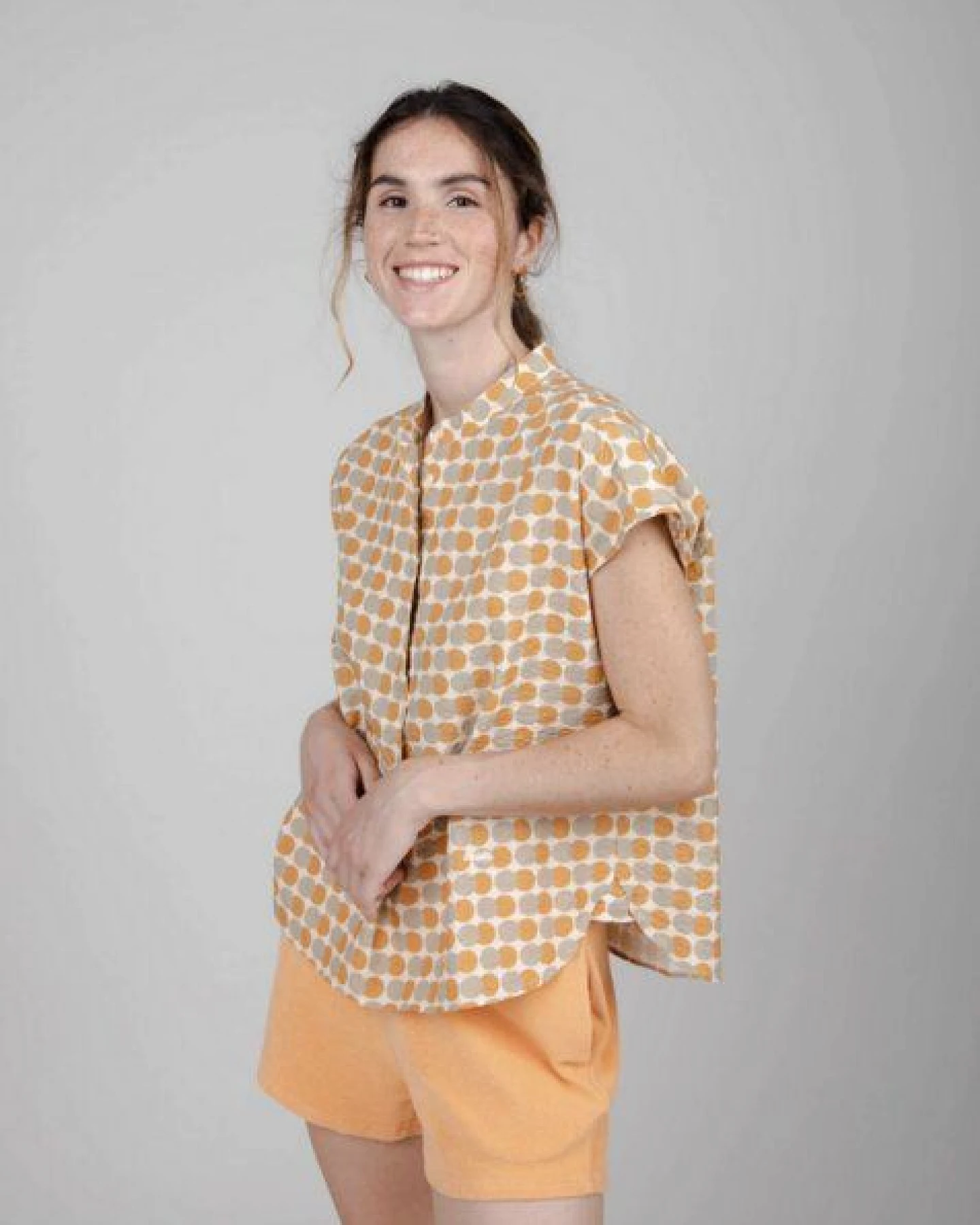 Brava Fabrics Eclipse Ärmellose Mao Bluse Sand – Ansicht 2