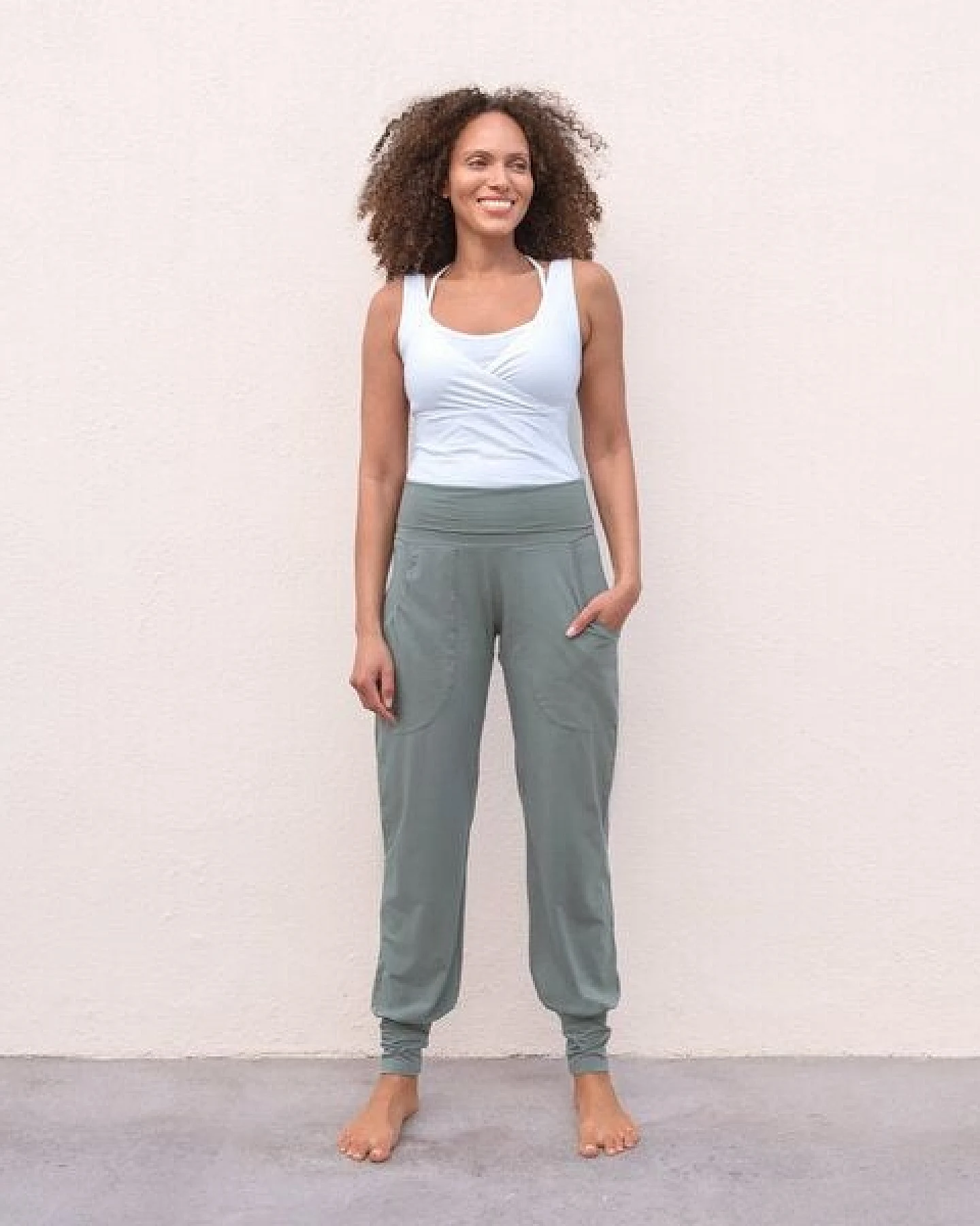 Jaya GAYATRI - Damen - Top für Yoga, Dance und Everyday mit Cache-Coeur vorne aus GOTS-zertifizierter Biobaumwolle – Ansicht 4