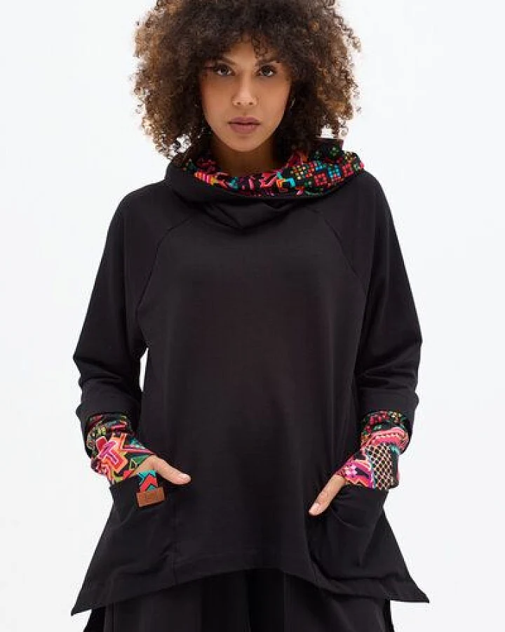 Hoodie Nayomi – Lockerer, asymmetrischer Schnitt – Weiter Kragen mit Kapuzenfunktion – Große, offen verarbeitete Taschen – Fair produziert in Polen – KOKOworld