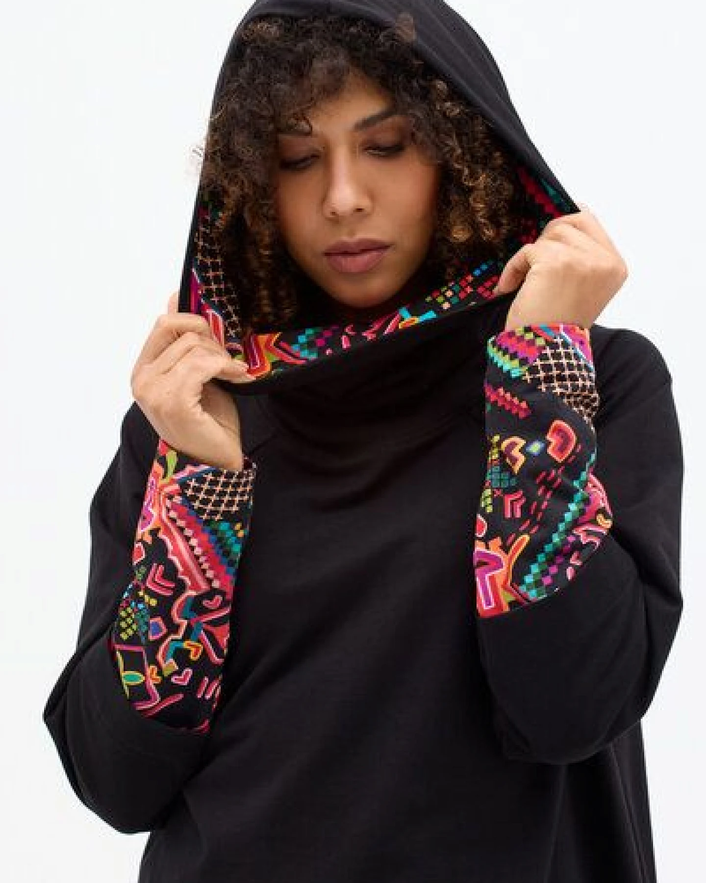 Hoodie Nayomi – Lockerer, asymmetrischer Schnitt – Weiter Kragen mit Kapuzenfunktion – Große, offen verarbeitete Taschen – Fair produziert in Polen – KOKOworld – Ansicht 2