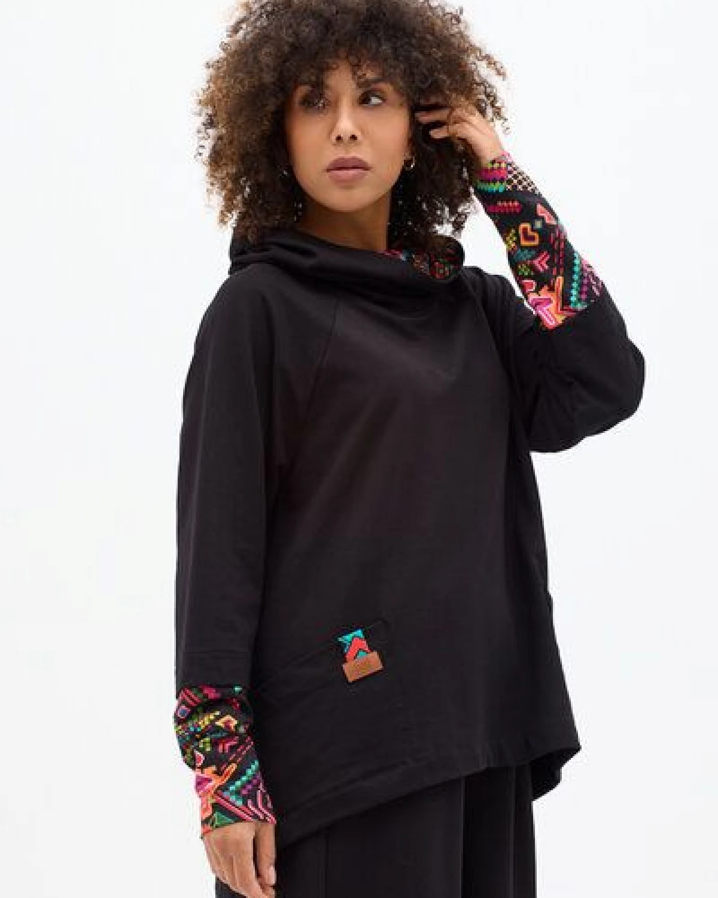 Hoodie Nayomi – Lockerer, asymmetrischer Schnitt – Weiter Kragen mit Kapuzenfunktion – Große, offen verarbeitete Taschen – Fair produziert in Polen – KOKOworld – Ansicht 3